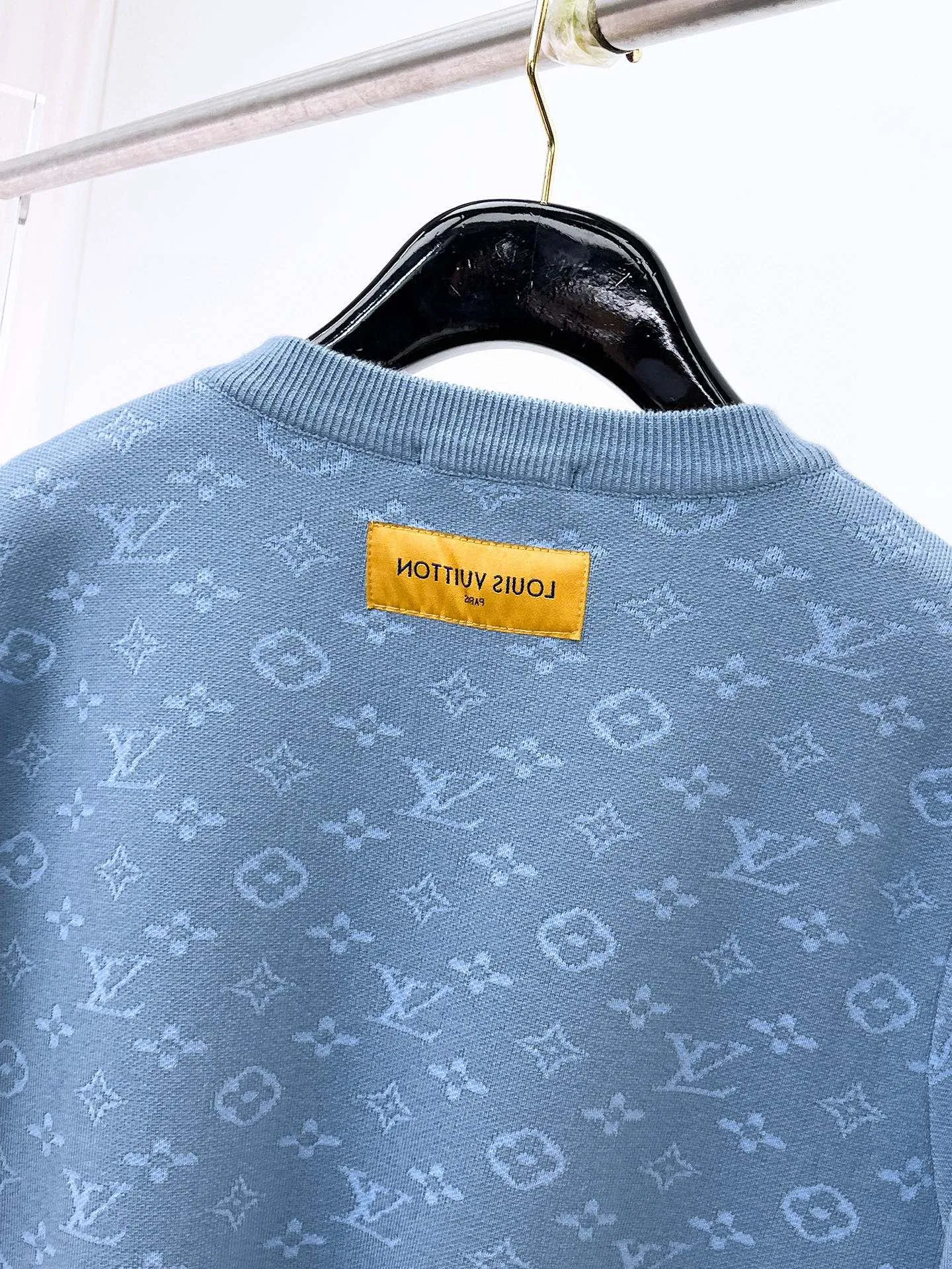 🅿️440 LV 2025ss new wool blended round neck long sleeve sweater cardigan bottoming shirt, high-end version! The custom-made fabrics at the counter are highly breathable and comfortable, with impeccable details and brand element design concepts, reflecting high quality. It feels delicate and soft! It presents a casual cut and the upper body shape is great! 🐉Code size: M-3XL